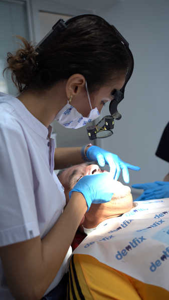 Dr. Ayse Atay bei der Anwendung von Porzellan-Veneers — Istanbul